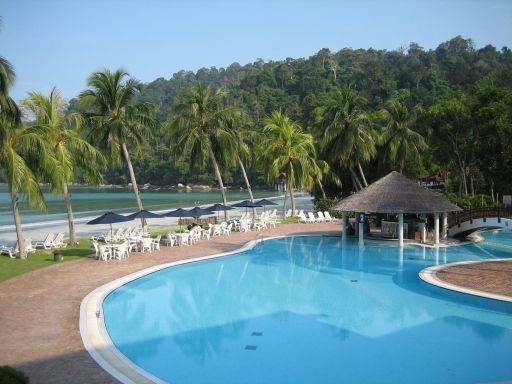 Blick auf den Pool und den Strand