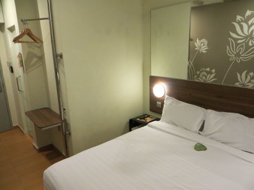 Tune Hotel, Danga Bay, Johor Bahru, Malaysia, Zimmer 504 mit Wandspiegel, Kleiderbügel, Tisch, Trennwand zum Bad und Eingang