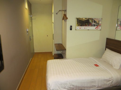 Tune Hotel, Kota Bharu City Centre, Malaysia, Zimmer 711 mit Einzelbett, Ablage, Trennwand zum Bad und Eingangstür