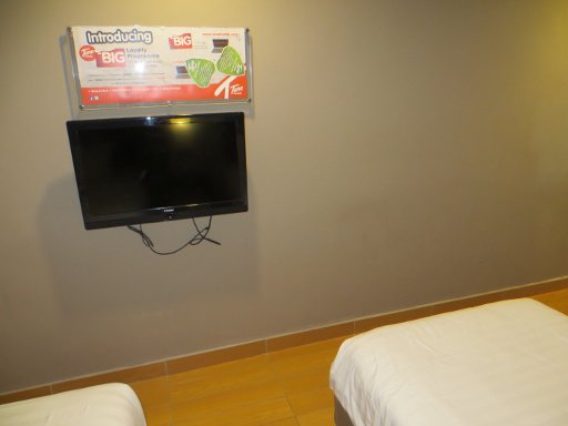 Tune Hotel, Kota Bharu City Centre, Malaysia, Zimmer 711 mit Flachbildfernseher von Haier