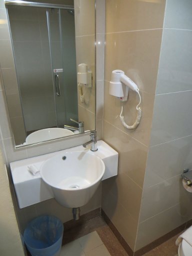 Tune Hotel, Kota Bharu City Centre, Malaysia, Badezimmer mit Waschbecken