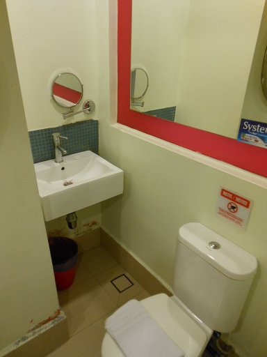 Tune Hotels, Downtown Kuala Lumpur, Malaysia, Badezimmer mit Waschbecken und WC