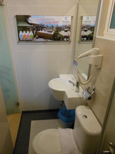 Tune Hotels KILA LCCT, Kuala Lumpur, Malaysia, Badezimmer mit Waschbecken und WC