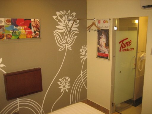 Tune Hotels, Penang Georgtown, Malaysia, Zimmer 335 mit ausklappbarer Ablage, Kleiderbügel, Klimaanlage und Tür zum Bad