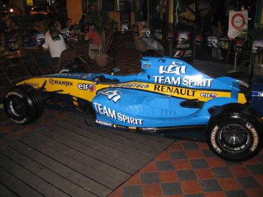 Kuala Lumpur, Malaysia, Renault Formel 1 Wagen als Deko in einer Bar