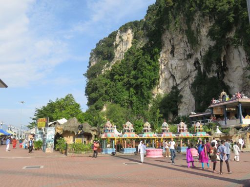 Batu Höhlen, Kuala Lumpur, Malaysia, Hauptplatz vor dem Eingang im Hintergrund der Weg zum KTM