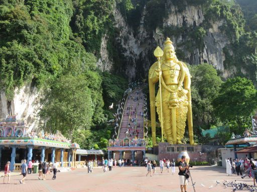 Batu Höhlen, Kuala Lumpur, Malaysia, Statue Murugan und Aufgang zu den Höhlen über Treppen