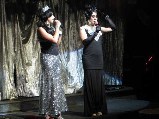Captain’s Cabin Sexy Diva Show, Kuala Lumpur, Malaysia im Dezember 2014, zwei Moderatorinnen