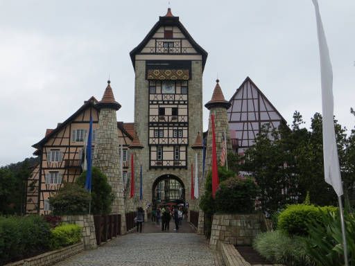 Colmar Tropicale Berjaya Hills, Malaysia, Brücke und Uhrenturm