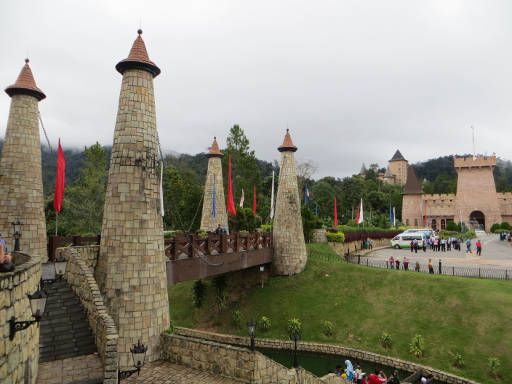 Colmar Tropicale Berjaya Hills, Malaysia, Brücke und Parkplatz Shuttlebus