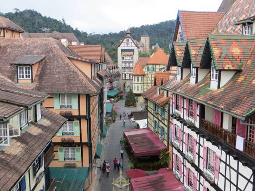 Colmar Tropicale Berjaya Hills, Malaysia, Blick vom Turm zum Uhrenturm