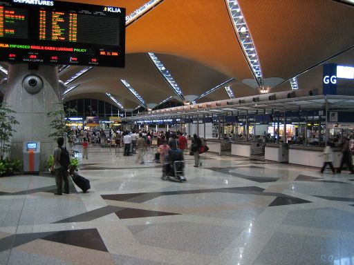 Internationaler Flughafen, KUL KLIA, Kuala Lumpur, Malaysia, Anzeigetafel im Abflugbereich