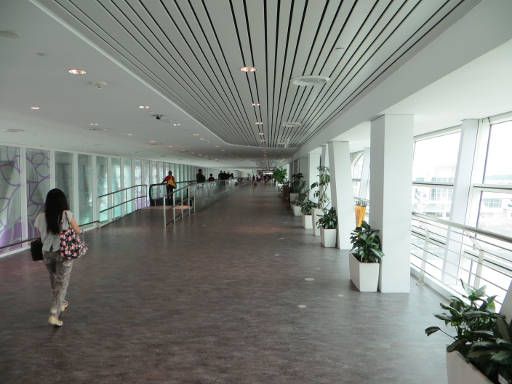 Internationaler Flughafen, KUL klia2, Kuala Lumpur, Malaysia, Skybridge mit Rollsteig