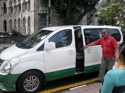 KL City Tour, Kuala Lumpur, Malaysia, Fahrer Philip mit Hyundai H–1 Minivan
