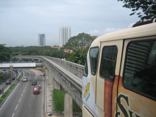 KL Monorail, Kuala Lumpur, Malaysia, Zug bei der Ausfahrt einer Station