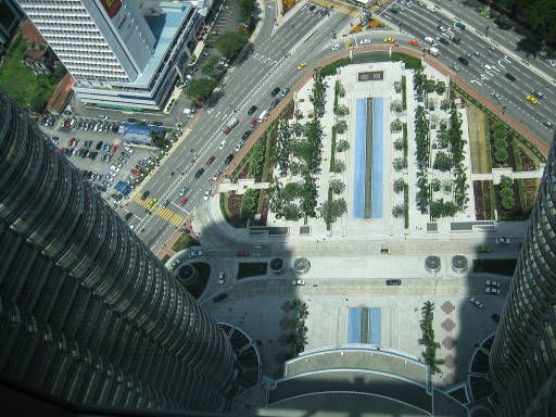 PETRONAS Twin Towers, Kuala Lumpur, Malaysia, Blick auf den Vorplatz