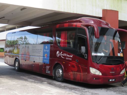 Resorts World™ Genting, Malaysia, Bus an der Talstation von der Seilbahn