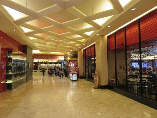 Resorts World™ Genting, Malaysia, Restaurants entlang der Passage