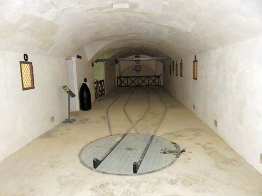 Fort Rinella, Kalkara, Malta, Transportbahn für das Geschoss