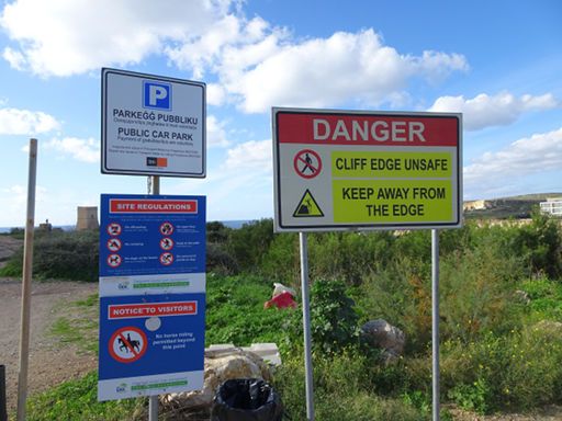 Ghajn Tuffieha Bay, Manikata, Malta, Parkplatz und Warnhinweise