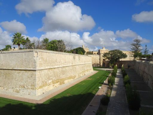 Mdina, Malta, Festungsmauer und Graben