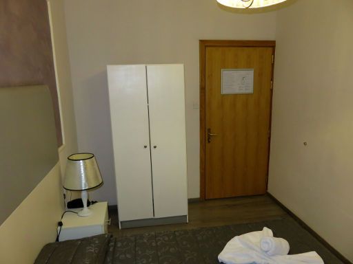 Sliema Marina Hotel, Sliema, Malta, Zimmer 110 mit Nachttisch, Schrank mit Minisafe und Eingangstür