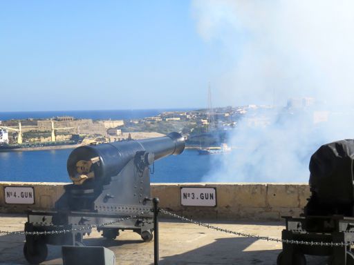 Saluting Battery, Valletta, Malta, Salutschuss um 12:00 Uhr