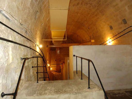 War Headquarters NATO Tunnel Führung, Valletta, Malta, Treppe zum Schutz des Tunnels bei Wassereinbruch