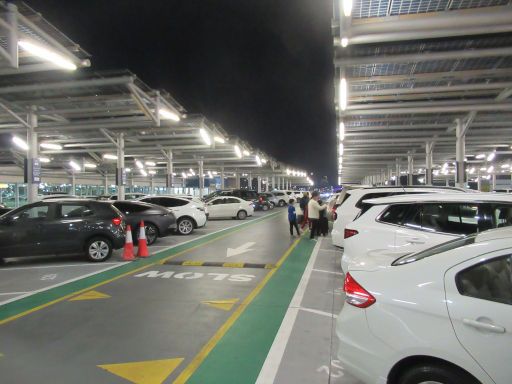 Alamo® Vereinigte Arabische Emirate, Flughafen Abu Dhabi, beleuchteter Parkplatz
