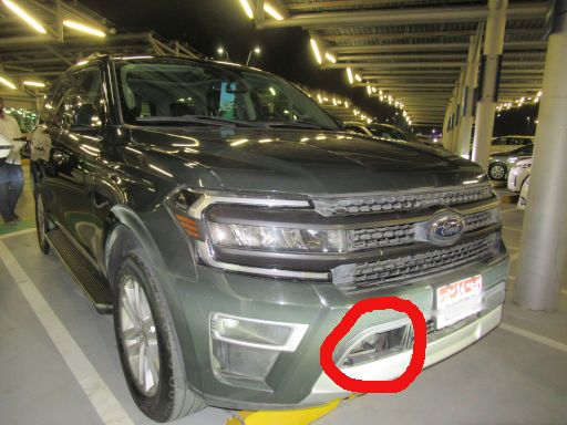 Alamo® Vereinigte Arabische Emirate, Flughafen Abu Dhabi, Ford Expedition mit fehlender Kunststoffabdeckung