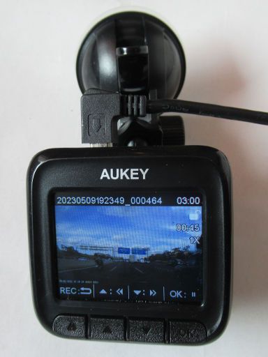 AUKEY DR01 Dashcam, Halterung, Bildschirm und Tasten