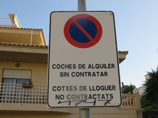 Kostenloser Parkplatz in Santa Ponça mit eigenartigen Schild