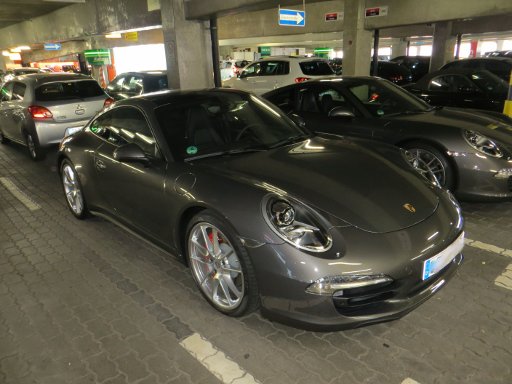 AVIS® Station, Berlin, Flughafen Tegel mit zwei Porsche Coupé 911 im Juni 2014
