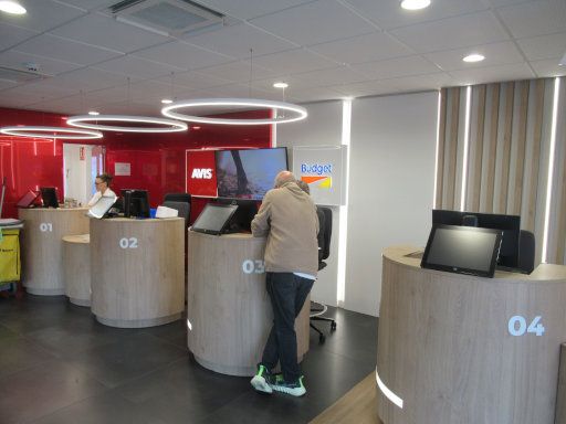 AVIS® Spanien, Terminal 1 Madrid Flughafen AVIS® Schalter am Parkplatz im Juli 2026