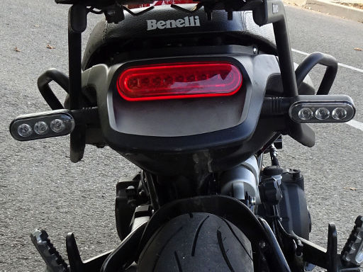 Benelli Leoncino 500, Rückleuchten und LED Fahrtrichtungsanzeiger