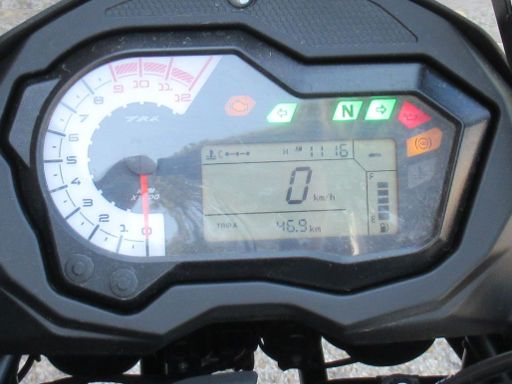 Benelli TRK 502, Instrumente analoger Drehzahlmesser, LCD Kühlmitteltemperatur, Uhrzeit, Ganganzeige, Geschwindigkeit, Gesamtkilometer und zwei Tageskilometeranzeigen, Tankinhalt