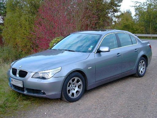 BMW 525i E60 im Oktober 2004, Ansicht von vorne / Seite