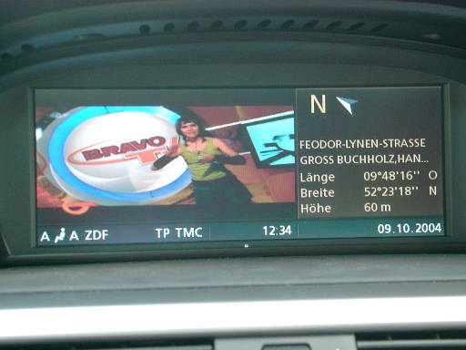 BMW 525i E60 im Oktober 2004, Multimedia Display mit analog TV, Satelliten Positionsangabe