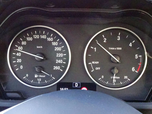 BMW X1 sDrive18d, Geschwindigkeitsmesser, Tankinhaltanzeige, Motordrehzahlmesser, Momentanverbrauchanzeige und verdeckter Bordcomputer mit Uhrzeit, Gesamtkilometer und Tageskilometer