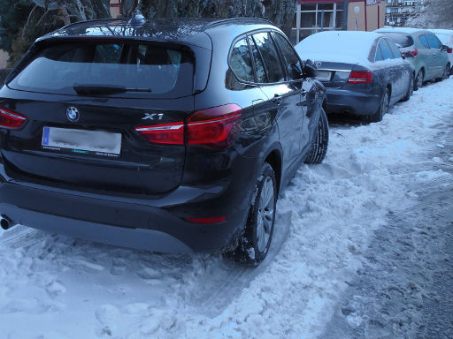 BMW X1 sDrive18d, ohne Allradantrieb nur mit Hilfe in die Parklücke in der sierra nevada®, Spanien