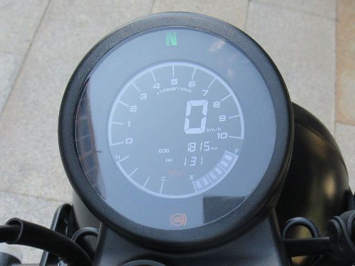 Brixton Motorcycles Crossfire 500, LCD Instrumente Drehzahlmesser, Geschwindigkeitsmesser, Gesamtkilometer und Tageskilometeranzeige, Ganganzeige, Tankinhalt