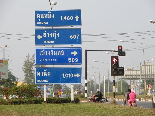 Straßenschild in Phitsanulok an der Kreuzung Landstraße 11 und 12