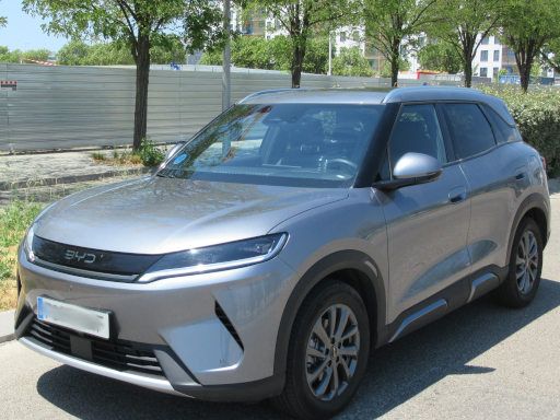 BYD ATTO 2 DM-i, Ansicht von vorne / Seite