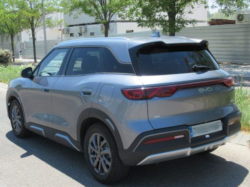 BYD ATTO 2 DM-i, Ansicht von hinten / Seite