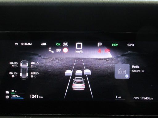 BYD ATTO 2 DM-i, Bildschirm mit Geschwindigkeitsmesser, erlaubte H&ouml;chstgeschwindigkeit, HEV, Au&szlig;entemperatur, Reifendruck und Reifentemperatur, Geschwindigkeitsregler mit Abstandshalter, Radio, Ladestand Batterie, Reichweite, Kilometerstand