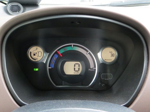 Citroën C–Zero im Mai 2013, Bildschirm mit Ladezustand, Lade / Entladungsanzeige, Geschwindigkeitsanzeige, Multifunktionsanzeige