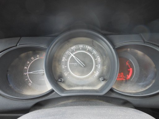 Citroën C3 im März 2012, Drehzahlmesser, Tachometer und Infodisplay mit 5 Gang Schaltunganzeige, Kilometer und Tankuhr