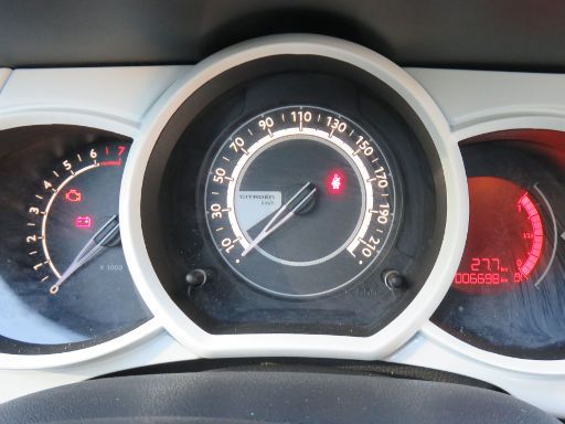 Citroën C3 PureTech 68 Selection, Drehzahlmesser, Geschwindigkeitsmesser, Kraftstoffanzeiger, Tageskilometer, Gesamtkilometer und Schaltpunktanzeige