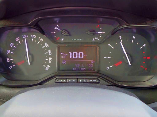 Citroën C3 PureTech 82 Feel Modelljahr 2019, analoger Geschwindigkeitsmesser, Kraftstoffanzeige, Kühlmitteltemperatur, Drehzahlmesser, digitaler Geschwindigkeitsmesser, Bordcomputer, Tageskilometer und Gesamtkilometer