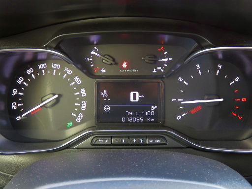 Citroën C3 PureTech 82 Feel, analoger Geschwindigkeitsmesser, Kraftstoffanzeige, Kühlmitteltemperatur, Drehzahlmesser, digitaler Geschwindigkeitsmesser, Bordcomputer, Tageskilometer und Gesamtkilometer